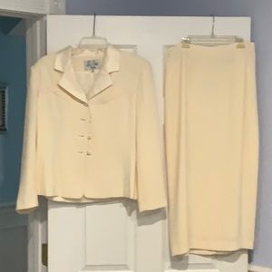 Le Suit cream colored size 10P
